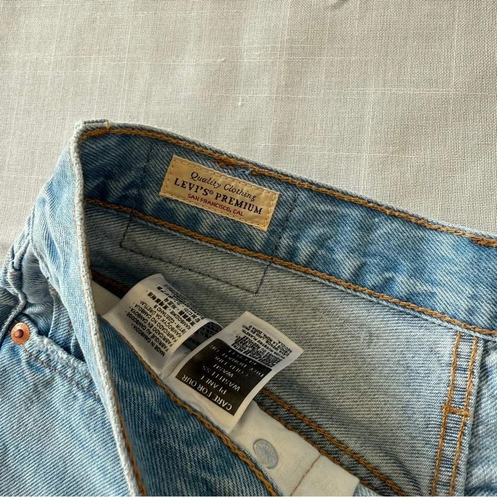 Levi's 501 distressed denim shorts light wash Size 26W